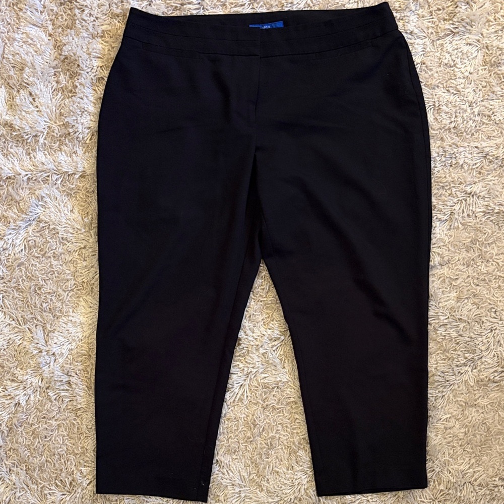 Classic Black Women's cropped Pants
